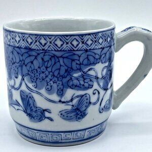 Vintage Chinese Chinoiserie Blue And White Porcelain Mug Butterflies Grapes MCM